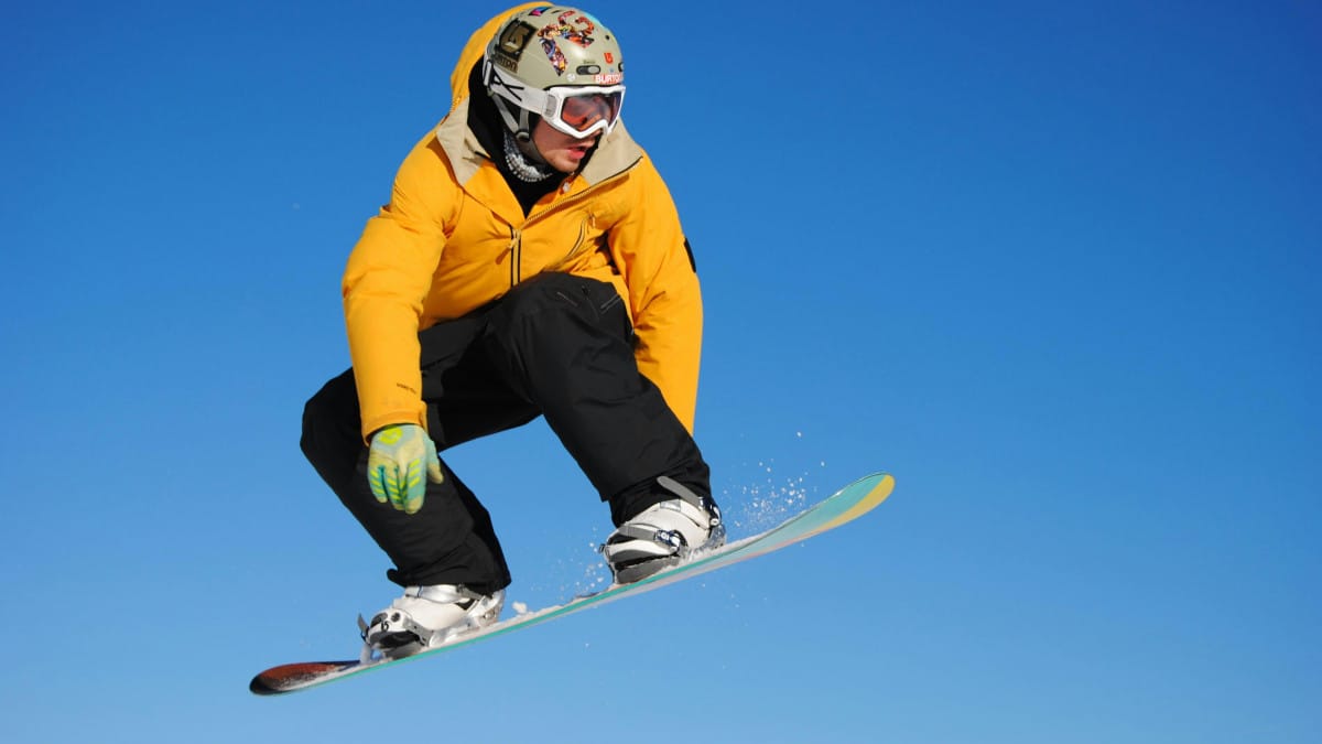 jeune personne pratiquant le snowboard en hiver