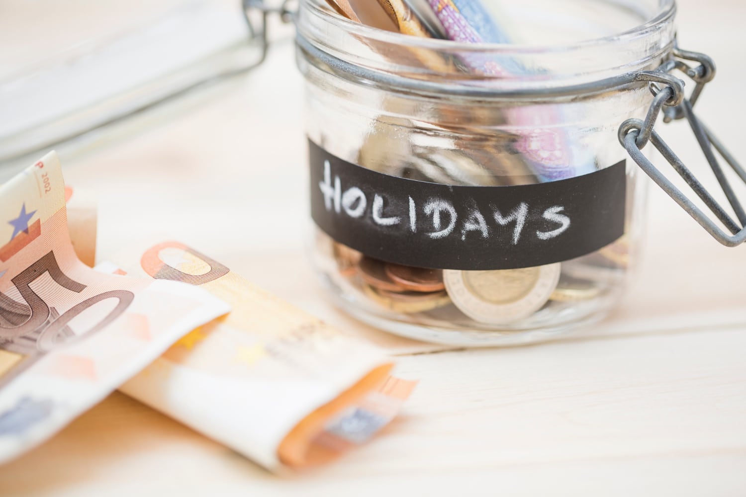 Économies dans un pot de verre pour les vacances